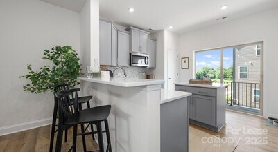 2635 W Trade St in Charlotte, NC - Foto de edificio - Building Photo