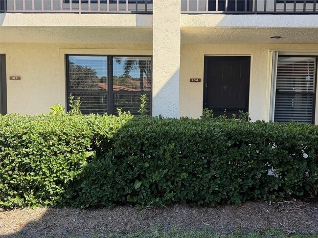 301 SW South River Dr in Stuart, FL - Building Photo - Building Photo