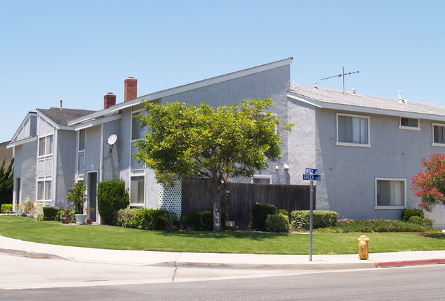 Neely Apartments in Huntington Beach, CA - Building Photo - Building Photo