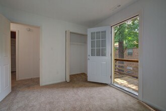 Thousand Oaks Apartments & Townhomes in Virginia Beach, VA - Foto de edificio - Building Photo