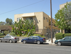 1345 N Orange Dr in Los Angeles, CA - Building Photo - Building Photo