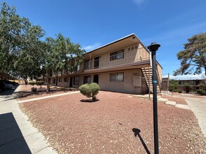 565 S Royal Crest Cir in Las Vegas, NV - Building Photo - Building Photo