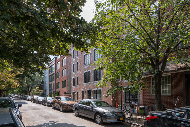 45-49 Newel St in Brooklyn, NY - Foto de edificio - Building Photo