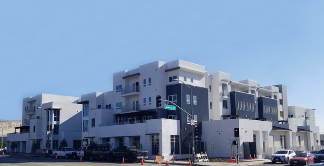 Puesta del sol in Los Angeles, CA - Building Photo - Primary Photo