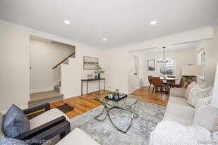 695 Graefield Ct in Birmingham, MI - Building Photo