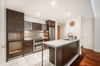 859 Rue de la Commune E in Montréal, QC - Building Photo - Building Photo