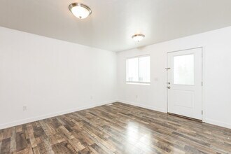 7907 S Gaea Ct in West Jordan, UT - Foto de edificio - Building Photo