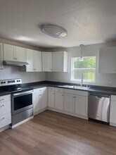 1135 Gordon Ln in Redding, CA - Building Photo - Building Photo