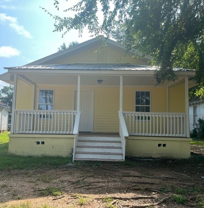property at 806 N Douglas Ave