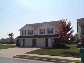 870 Meadowlands Dr in Centerton, AR - Building Photo