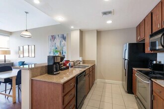 925 Common St in New Orleans, LA - Building Photo - Building Photo