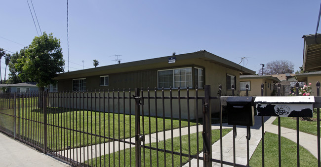 442-458 W Ramona Dr in Rialto, CA - Foto de edificio - Building Photo