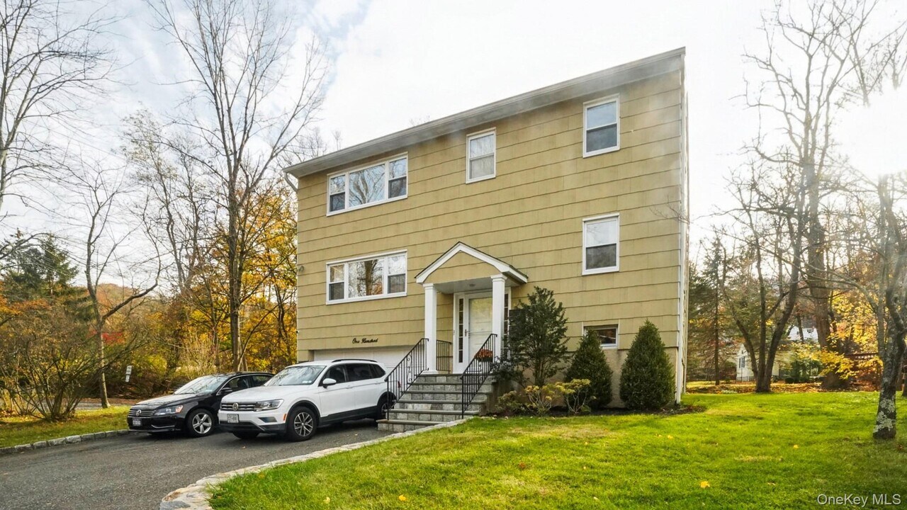 100 E Sunnyside Ln in Irvington, NY - Building Photo