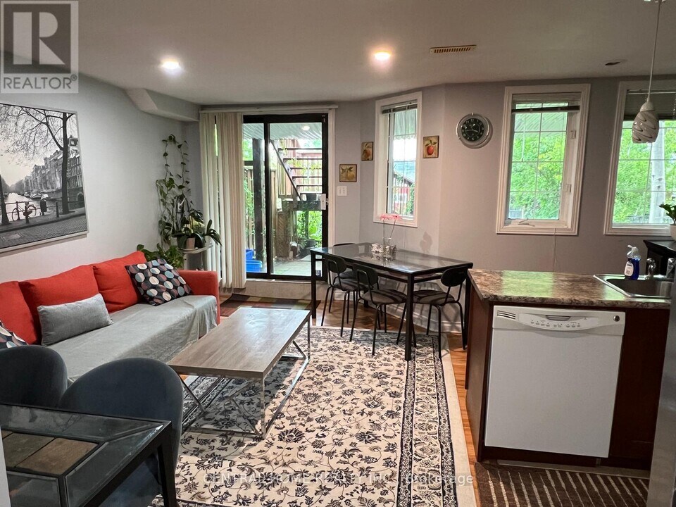 129 October Ln in Aurora, ON - Building Photo