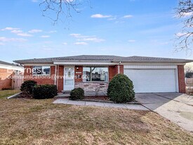 29518 Walker Dr in Warren, MI - Building Photo