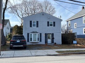 39 Annandale Rd in Newport, RI - Building Photo