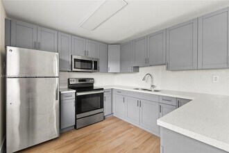 6121 SW 40th Ct in Miramar, FL - Building Photo - Building Photo