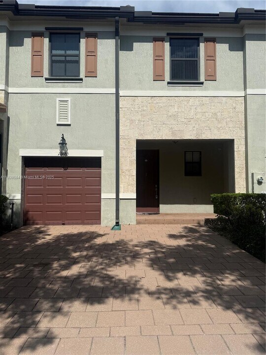10120 W 32nd Ln in Hialeah, FL - Building Photo
