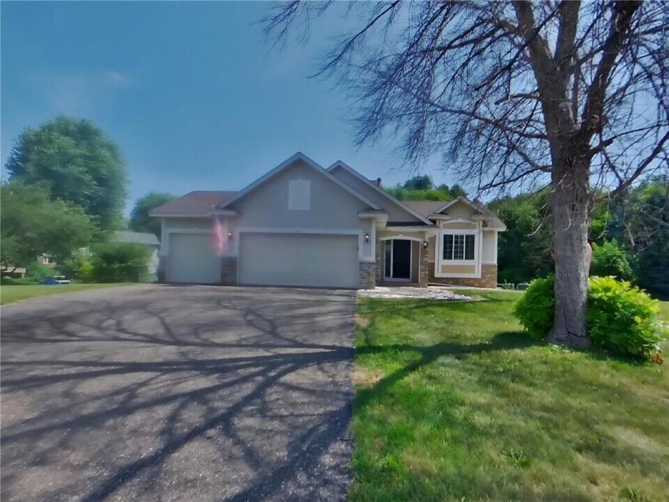 2739 Zumbrota Cir NE in Minneapolis, MN - Foto de edificio