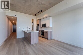 24 Augusta St in Hamilton, ON - Building Photo - Building Photo