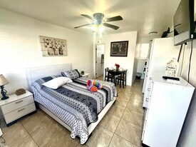 338 Van Buren St in Hollywood, FL - Building Photo