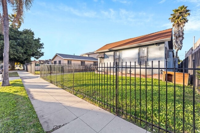 1507 W 84th Pl in Los Angeles, CA - Building Photo - Building Photo