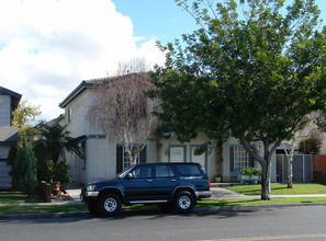 10630-10638 Oak St in Los Alamitos, CA - Building Photo - Building Photo