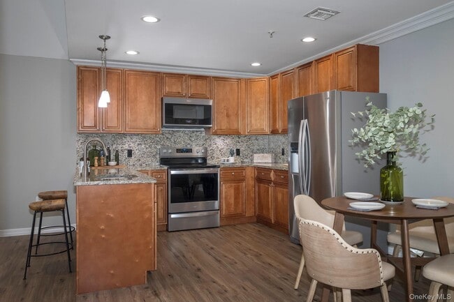 408 Pine Creek Ave in Holbrook, NY - Building Photo - Building Photo