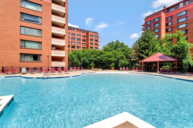 property at 1121 Arlington Blvd