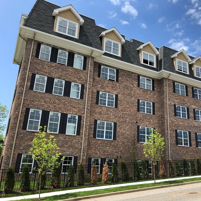 Hilltop Apartments of Totowa in Totowa, NJ - Building Photo - Building Photo