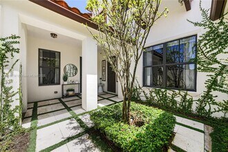 3291 NW 82nd Way in Pembroke Pines, FL - Foto de edificio - Building Photo