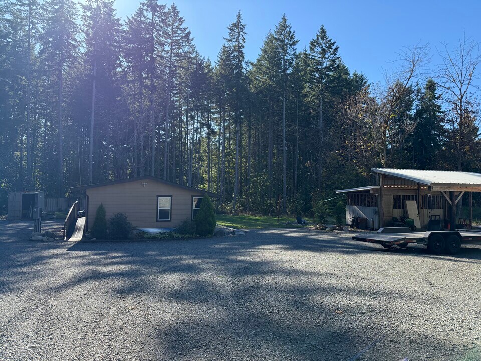 30012 S Creek Rd E in Graham, WA - Building Photo
