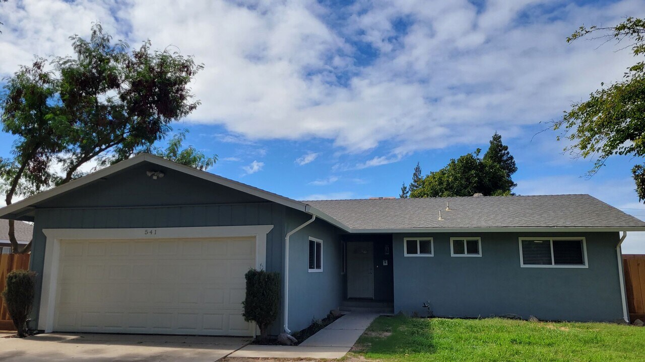 541 Arrowhead Ct in Modesto, CA - Foto de edificio