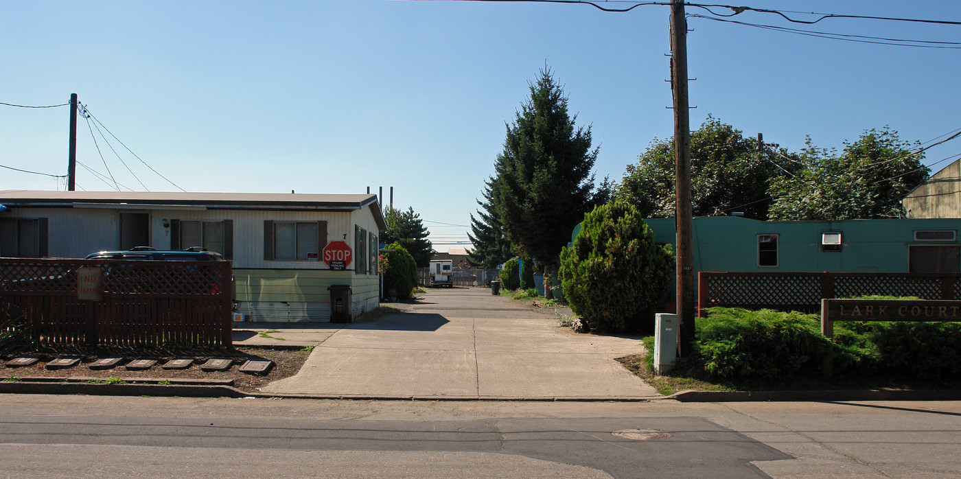 2435 A St in Springfield, OR - Building Photo