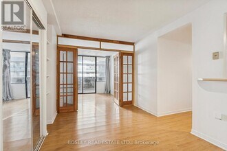 720 Spadina Ave. in Toronto, ON - Building Photo - Building Photo