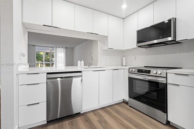 901 NE 14th Ave in Hallandale Beach, FL - Foto de edificio - Building Photo