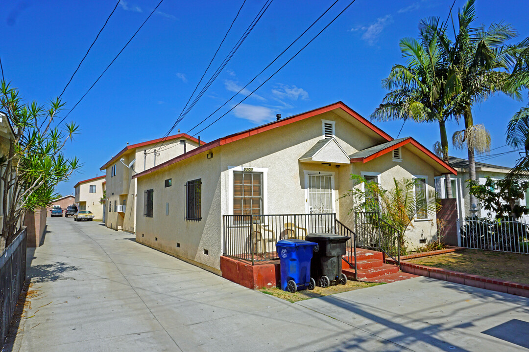 6703 Vinevale Ave in Bell, CA - Foto de edificio