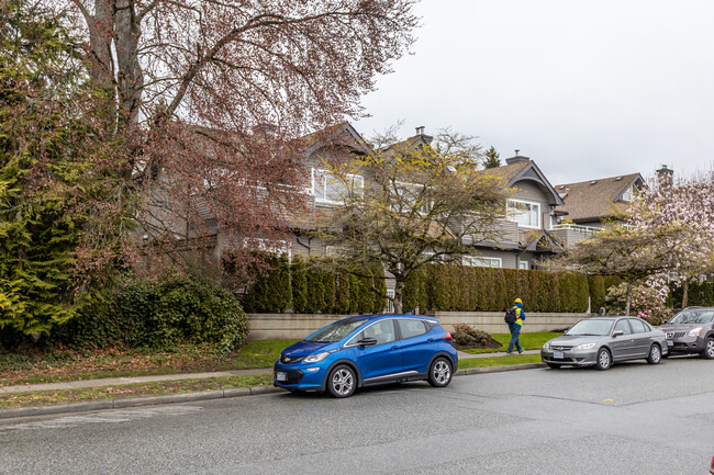 250 11th St E in North Vancouver, BC - Building Photo - Building Photo