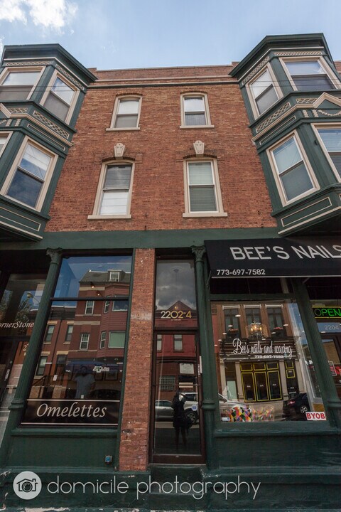 2204 N Clybourn Ave in Chicago, IL - Building Photo
