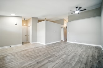 93 Bedford Rd in Mundelein, IL - Building Photo - Building Photo