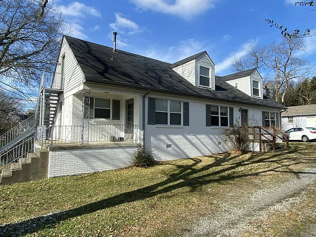 property at 1902 Sweetbriar Ave