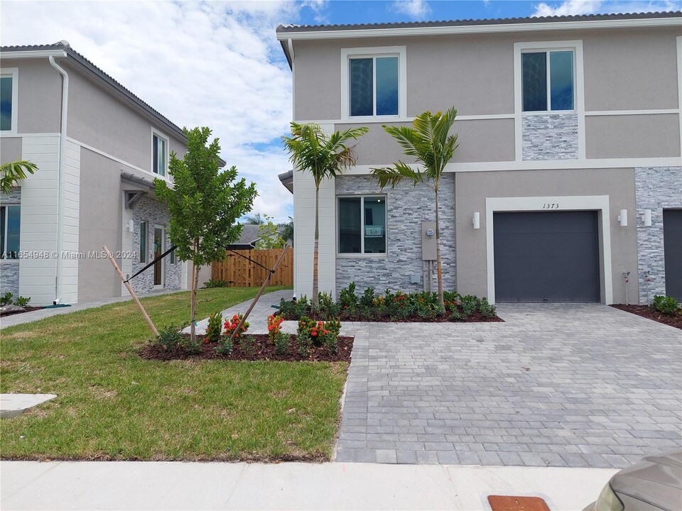 1373 SE 7th Ter in Homestead, FL - Building Photo