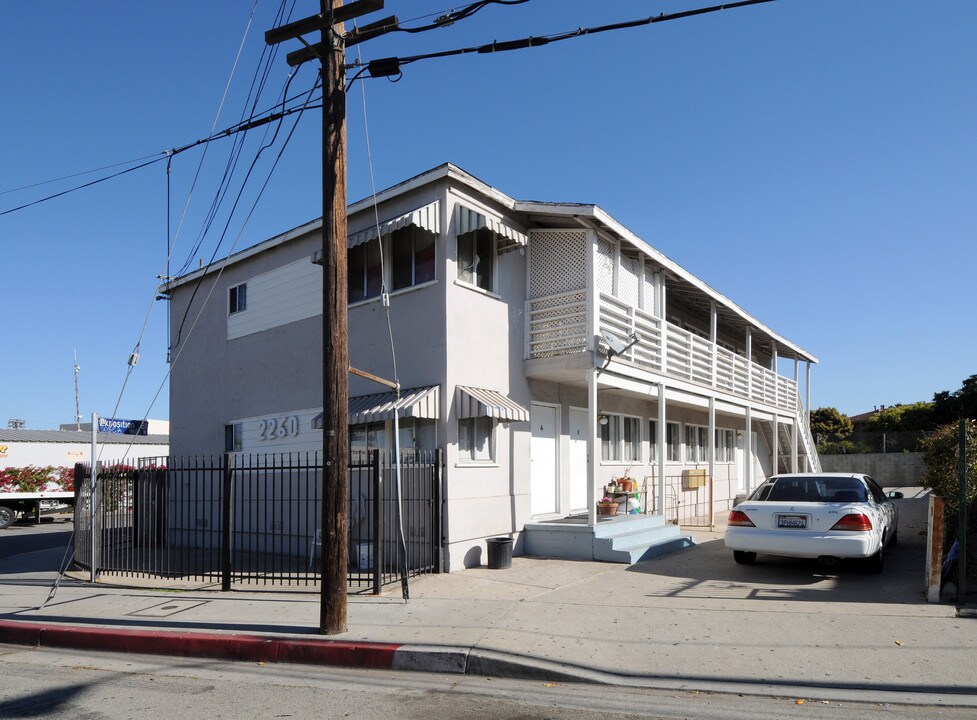 2260 S Barrington Ave in Los Angeles, CA - Building Photo