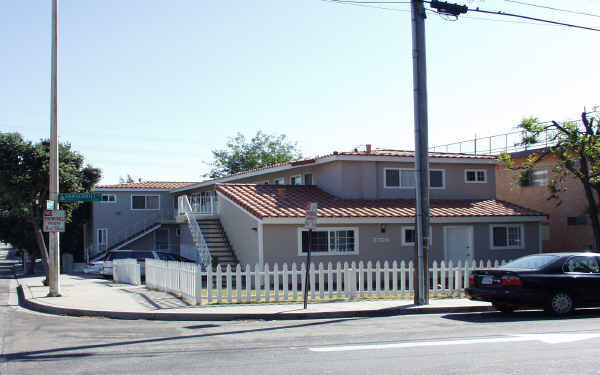 2706 Vanderbilt Ln in Redondo Beach, CA - Building Photo