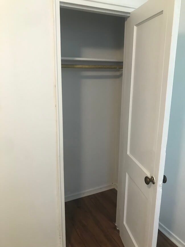 2215 Ivy Rd in Kinston, NC - Foto de edificio - Building Photo