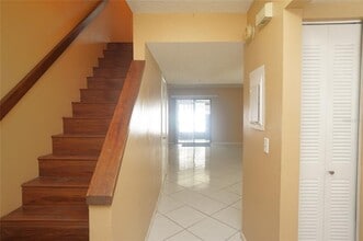 10049 Lake Oak Cir in Tampa, FL - Building Photo - Building Photo