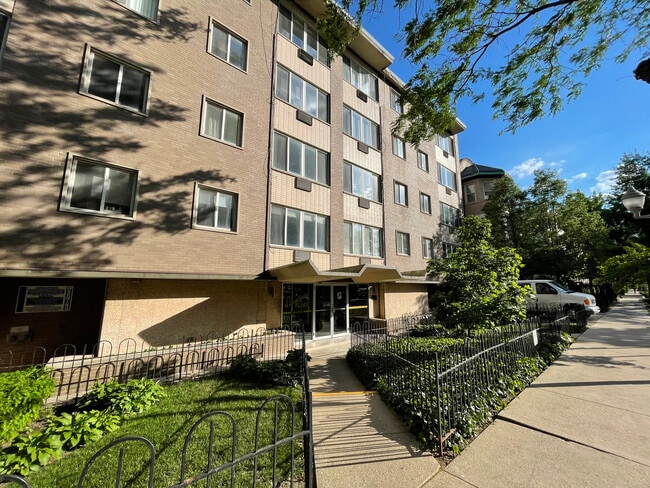 property at 539 W Stratford Pl