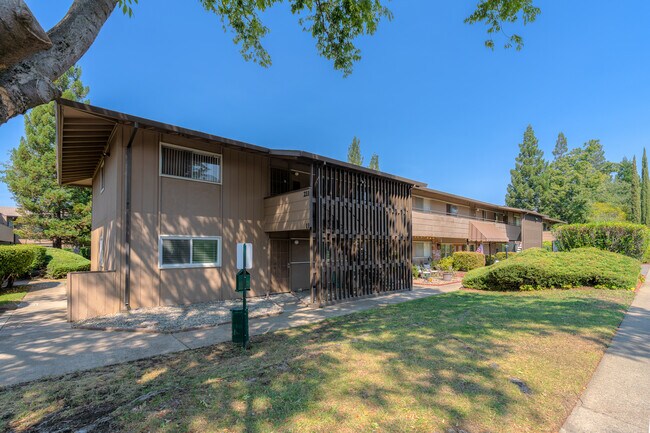 Sierra Gardens in Roseville, CA - Building Photo - Building Photo