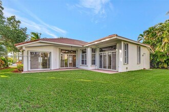 1709 Victoria Pointe Cir in Weston, FL - Foto de edificio - Building Photo