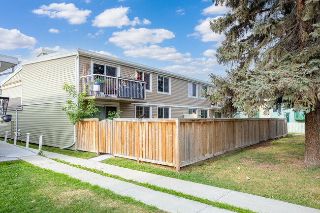 6123 Bowness Rd NW in Calgary, AB - Building Photo - Building Photo